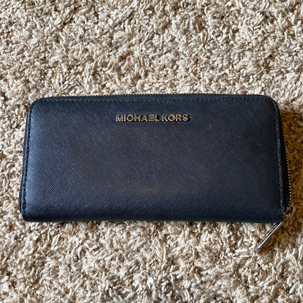 MICHAEL Michael Kors wallet in black with silver hardware